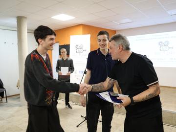 Популярният български актьор, режисьор и продуцент Мариан Вълев връчи наградата на публиката. Снимка: НЧ "Добри Войников"