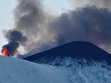 Етна изригна отново и наруши полетите в Сицилия