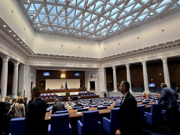 Парламентът единодушно прие оставката на кабинета "Желязков"