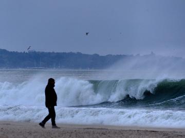 Прекратиха операцията по издирване на рибарския кораб заради лошото време
