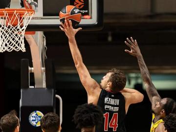 Везенков бе най-добър, но Олимпиакос загуби и пропусна да поведе в Евролигата