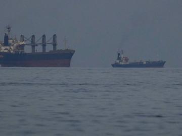 Два санкционирани от САЩ танкера пробиха блокадата на Ормузкия проток