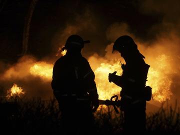 120 пожарникари гасят огнена стихия на Крит, евакуирани са четири селища