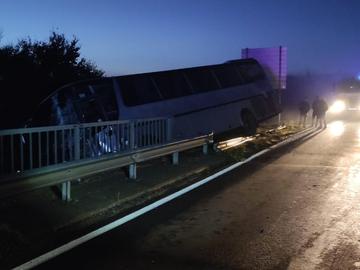 Автобус с 14 работници надвисна над дере след катастрофа с ТИР край Харманли