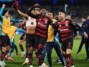 Фламенго оцеля с човек по-малко в аржентинския ад и отива на финал за Либертадорес