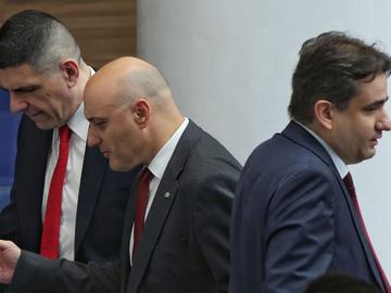 ДБ: Правителството овладява проваления модел и създава нови рискове вместо реална промяна