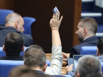 Депутатите замразиха заплатите си на €4236 с пълно мнозинство