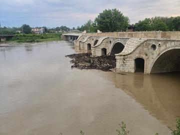 Река Янтра преля край Бяла, Габрово бедства, още търсят изчезналия в Севлиево