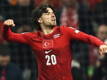 Миг на гениалност стигна - Турция пречупи Румъния и е на крачка от Мондиала