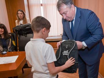 Кметът връчи на всички раници с надпис "Герой на община Шумен“.