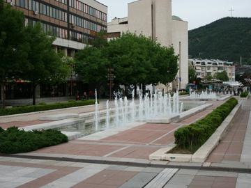 Мъж намушка многократно жена пред очите на десетки в центъра на Благоевград