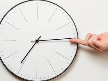 България премина към зимно часово време, краят на смяната в ЕС остава неясен