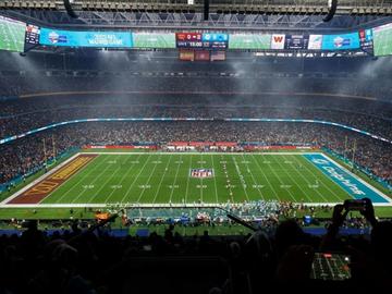 Пред Флорентино, Зидан, кмета на Мадрид и 78 000: Американският футбол превзе "Бернабеу"