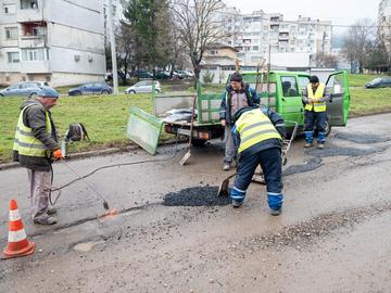 Запълват дупки по улиците на Шумен със студен асфалт