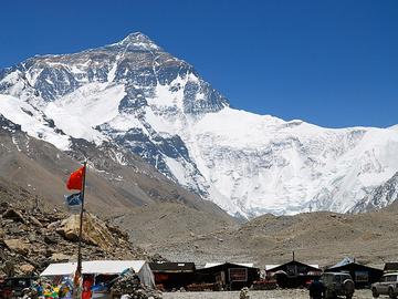 Еверест замириса: Ново правило ще задължава алпинистите да си носят изпражненията Те ще се снабдяват със специални торбички