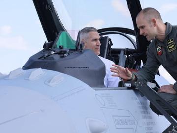 Андрей Гюров се качи на F-16