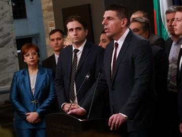 ПП-ДБ внесе вота на недоверие заедно с групата на Доган и МЕЧ