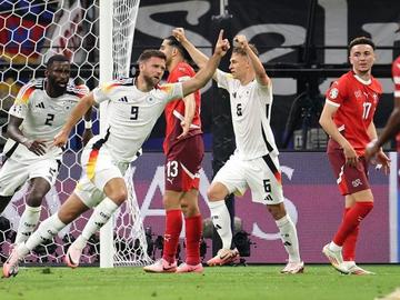 Германия оцеля след късна драма срещу Швейцария и спечели групата си