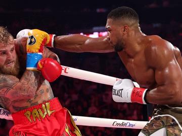 Ютубърът Джейк Пол издържа шест рунда преди да отнесе нокаут от Джошуа