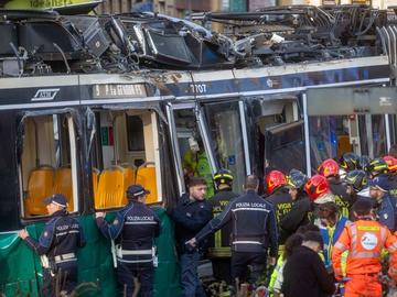 Трамвай дерайлира в Милано, смаза пешеходец и рани най-малко 39 пътници