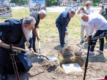 Първата копка направиха митрополит Йоан, кметът Христо Христов, ктиторът на храма Антон Джабаров и строителят Стоян Банчев