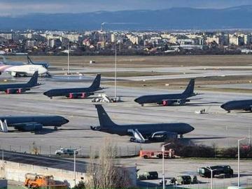 Десетки американски военни самолети чакат на Летище София заповеди от Тръмп да ударят Иран