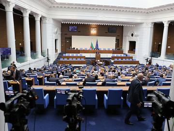 Парламентът прие на първо четене родителите на деца до 12 г. да могат да работят на непълно работно време или от разстояние през лятната ваканция