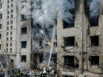 Един човек беше убит, а 11 бяха ранени при руски удари в Киев