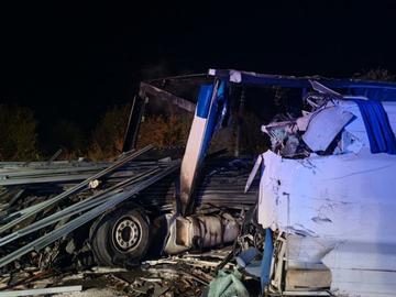 Двама загинаха на място при удар между автобус и камион край Пазарджик