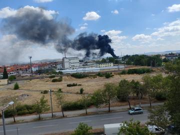 Пожар във фабрика "Миролио" в Сливен, евакуираха 150 работници