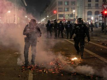 Стотици задържани и над 10 ранени полицаи при празненствата в Берлин