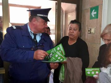 Полицаи разясниха на пенсионери в Нови пазар новите схеми на телефонните измамници