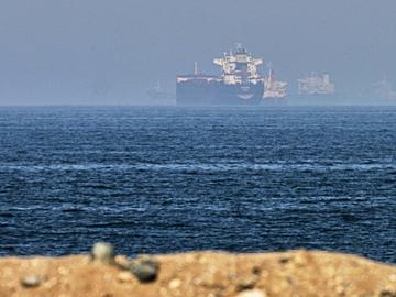 Нефт изтича от руски "сенчест" танкер след взривове край Оман