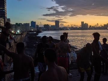 Куба угасна напълно – 10 милиона души останаха без ток