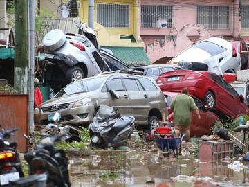 Тайфун потопи Филипините, броят на жертвите расте