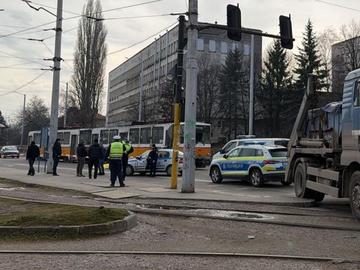 Шофьор на камион блъсна и уби слизащ от столичен трамвай мъж, след това избяга