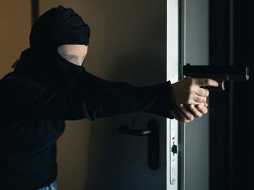 "Аз не съм добре, ще ви обирам": Жена атакува офис и банка в София, арестуваха я с кокаин