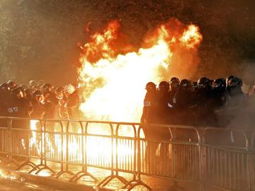 Сблъсъци, коктейли „Молотов“ и сълзотворен газ на протест срещу Еди Рама в Тирана