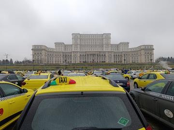 Хиляди таксиметрови шофьори от цяла Румъния протестират за пореден път в Букурещ