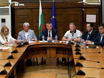 Вдигат заплатите в земеделските и горски стопанства със задна дата