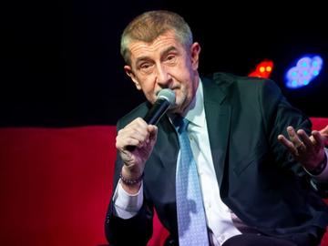 Бившият чешки премиер Андрей Бабиш е бил нападнат по време на предизборен митинг