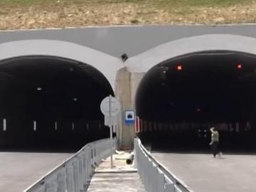 Опасно забавление: Младежи хвърлят камъни по колите на скоростен път за клипове в TikTok