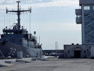 Дават ни без пари минни ловци, цената е политическа