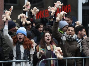 Засипаха ВСС с плюшени зайчета в нов протест за оставка на Борислав Сарафов