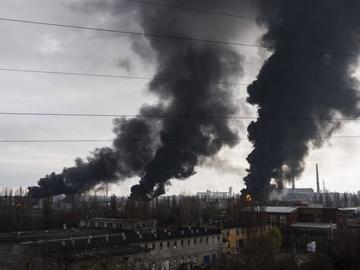 Дронове възпламениха рафинерия на "Лукойл" до Нижни Новгород, Русия удари Одеса