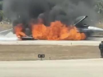 Гръцки F-16 избухна в пламъци при аварийно кацане на летището в Закинтос
