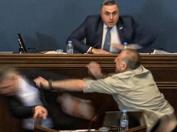 Арестуваха опозиционен грузински политик за опит за палеж на правителствена сграда