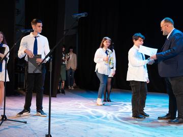 Езиковата гимназия отбеляза патронния си празник с концерт и тържествено награждаване