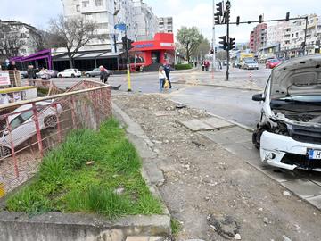 Лек автомобил се заби в мебелен магазин на бул. „Симеон Велики“