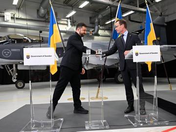 Зеленски договори с Швеция да купи до 150 нови изтребителя "Грипен Е'"